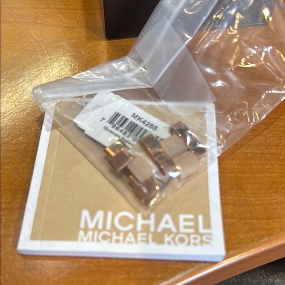 Michael Kors Rose Gold Women's Watch - Picture 4 of 5